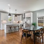 Downtown Stunner Holiday home *