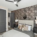 Luxury - Fire Table Balcony & Views Holiday home