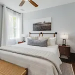 Private Home Rental-Sleeps 12-Cashville Charm