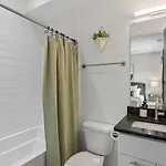 12 South Walk To Belmont With Deck And Patio Holiday home Nashville