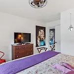 Pink Dreams - Walk To Live Music, Bars, Restaurants - Free Parking Holiday home *