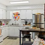 Holiday home Pink Dreams - Walk To Live Music, Bars, Restaurants - Free Parking *