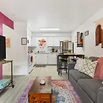 Holiday home Pink Dreams - Walk To Live Music, Bars, Restaurants - Free Parking