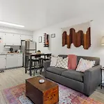Holiday home Pink Dreams - Walk To Live Music, Bars, Restaurants - Free Parking