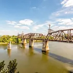 Stylish Riverfront Eve 305 - Free Parking * Nashville