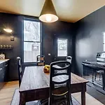 Chic 2 Bed 2 Bath, In 12 South