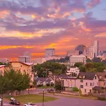 Downtown Views Glam Stations Close To Broadway