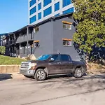 Cozy Country Legends Apt, Music Row Retreat