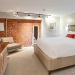 Charming For 4 In Family Dt Walk To Broadway Holiday home