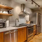 Comfy Family Retreat For 4 In Dt Walk To Broadway