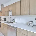Amazing Downtown W Pool And Free Parking Apartment *