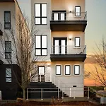 Stella | Downtown Gulch | 7 Min Drive To Broadway! Holiday home