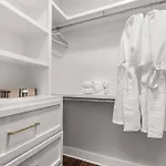 Hill House | Walk To Gulch! Sauna, Hot Tub, Gym! Holiday home