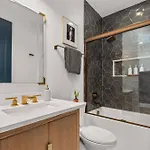 Hill House | Walk To Gulch! Sauna, Hot Tub, Gym! Holiday home *