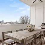Hill House | Walk To Gulch! Sauna, Hot Tub, Gym! Holiday home
