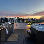 Archer House | Hot Tub Rooftop | Downtown Luxury! Holiday home