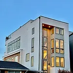 Archer House | Hot Tub Rooftop | Downtown Luxury! Holiday home *