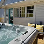 House! Hot Tub, Marg Machine, Walk 12south Holiday home *