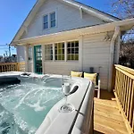 Holiday home House! Hot Tub, Marg Machine, Walk 12south Nashville