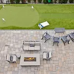 Holiday home 2mi Downtown Hot Tub Balcony 4 King Beds Nashville