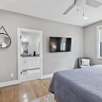 2mi Downtown Hot Tub Balcony 4 King Beds *