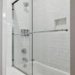 2mi Downtown Hot Tub Balcony 4 King Beds * Nashville