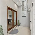 2mi Downtown Hot Tub Balcony 4 King Beds Holiday home