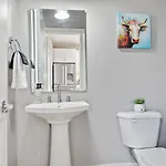 Holiday home 2mi Downtown Hot Tub Balcony 4 King Beds