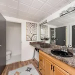 Holiday home Two On Music Row That Sleeps 14 With Pool And Parking