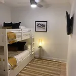 Two On Music Row That Sleeps 14 With Pool And Parking Holiday home