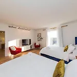 Holiday home Two On Music Row That Sleeps 14 With Pool And Parking *