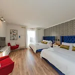 Two On Music Row That Sleeps 14 With Pool And Parking Nashville