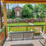 Eclectic Pet Friendly In East Holiday home *