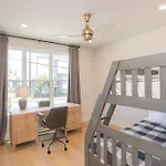 Holiday home 4 Bdr For 12 W Rooftop Deck & Firepit *