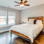 Couple Townhome Getaway Near East Nashville