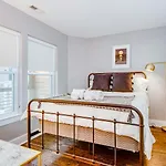Couple Townhome Getaway Near East *