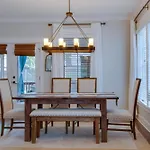 Private Backyard - Near Bicentennial Park Holiday home