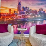 Beautiful Balcony Sleeps 12 4 Miles From Broadway Holiday home *