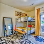 Beautiful Balcony Sleeps 12 4 Miles From Broadway Holiday home