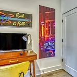 Beautiful Balcony Sleeps 12 4 Miles From Broadway