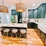 Glamorous 3 Bdr In East - Pet Friendly *