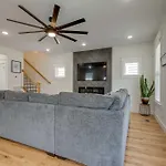 Sleek & Convenient East Holiday home