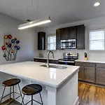 Quiet Condo - Prime Locale Within Mins To Dt