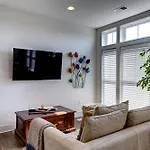 Quiet - Prime Locale Within Mins To Dt Holiday home