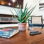 2 Bdr Riverfront Living In Downtown Holiday home