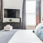 Holiday home Chic And Modern West End Living