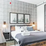 Chic And Modern West End Living Holiday home *