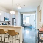 Chic Condo For 4 Near West End
