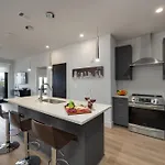West End Getaway For 5 With Pool