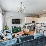 Holiday home Boho Townhome For 12 Close To Dt